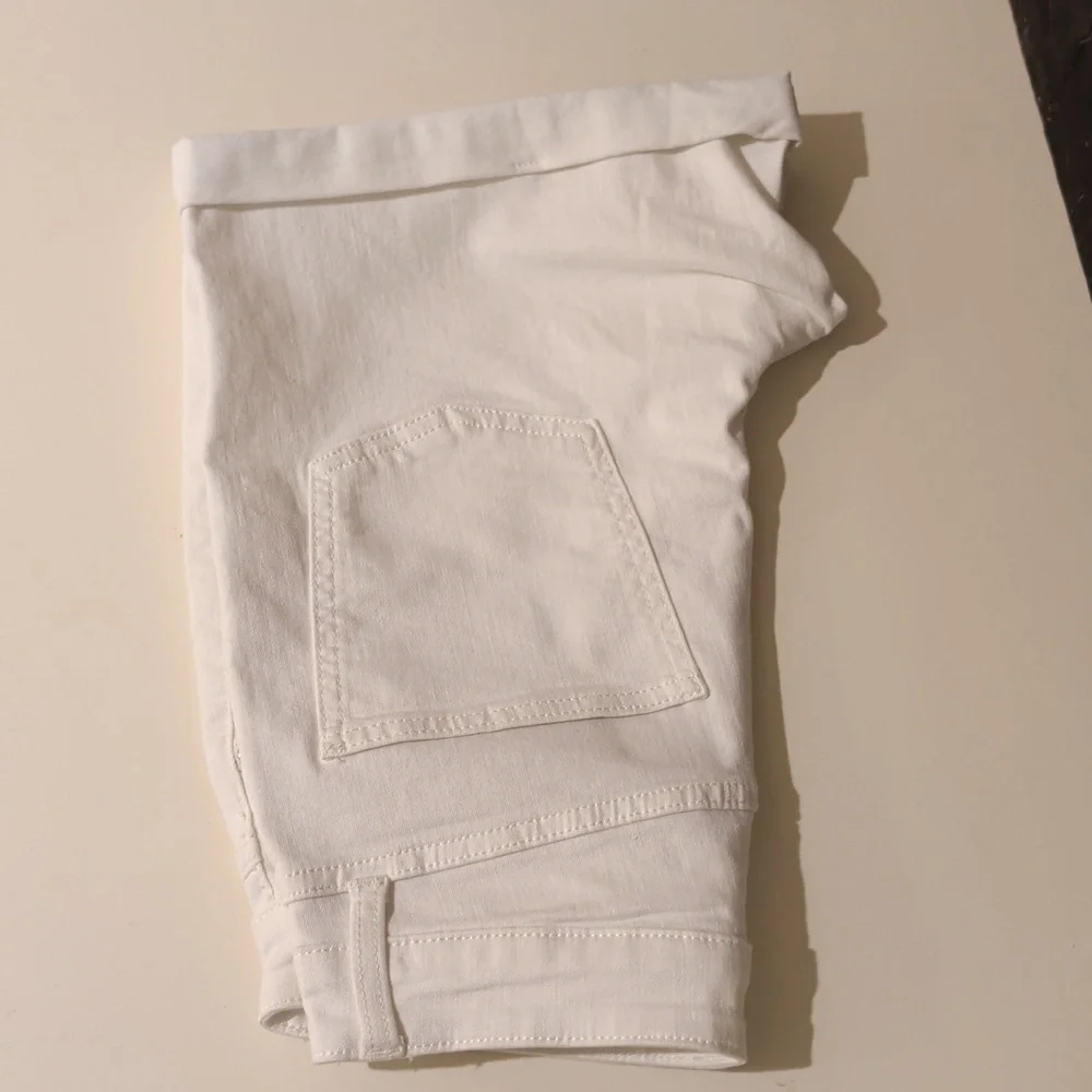 LC Lauren Conrad White Cuffed Short, High Rise. Size 2 Women - Picture 7 of 11